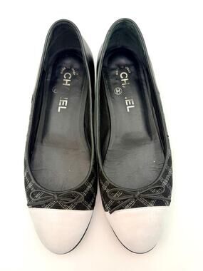 Chanel Interlocking CC Ballet Flats Black White Cap Toe Size 38.5 / 8.5 Bow